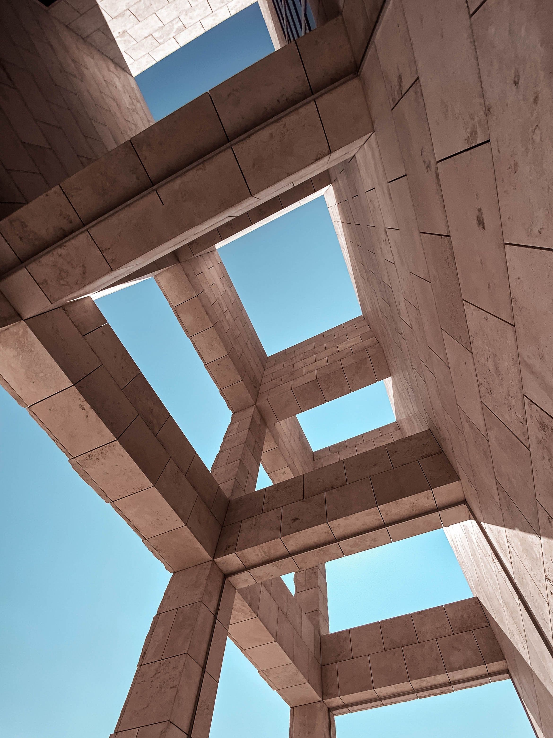 Crossed concrete beam ceiling
